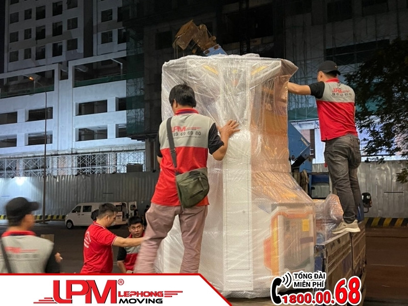Hình ảnh bốc xếp máy móc tại kho xưởng Bình Dương