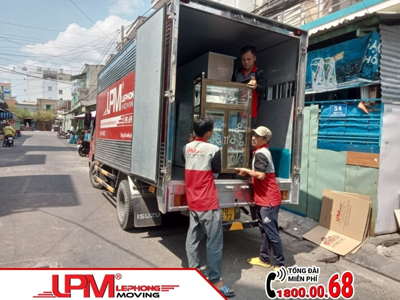 Hình ảnh dự án nhân viên LephongMoving đang khiên vác đồ vào nhà mới cho khách