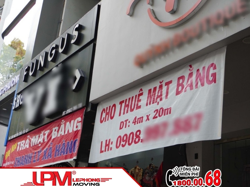 Các cửa hàng thời trang truyền thống thay nhau trả mặt bằng